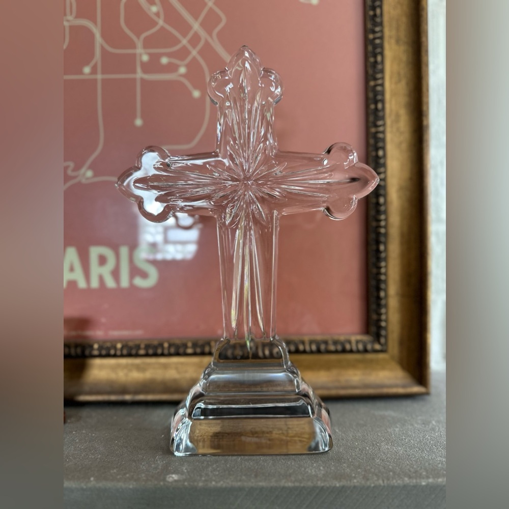 Waterford crystal 10”H cross.  Like new, a few scratches on the very bottom